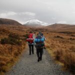 Marcher dans les chemins de montagne