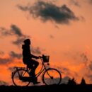 vélo au couche du soleil