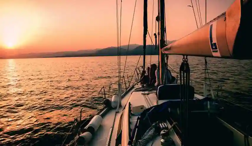 voyage en voile au couche de soleil